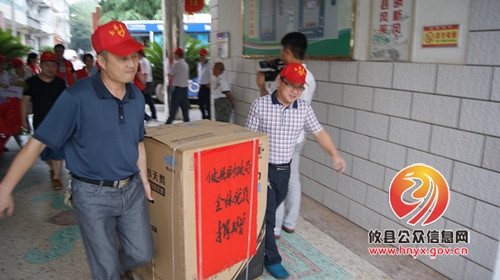 县财政干部看望慰问孤寡老人、残疾儿童