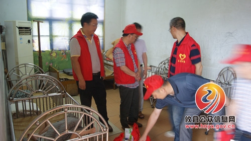 县财政干部看望慰问孤寡老人、残疾儿童