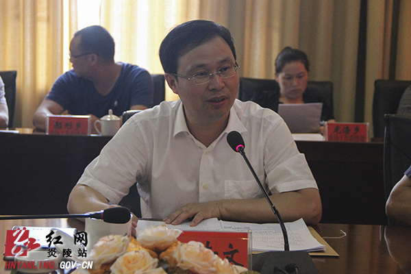 县政协八届十二次常委会议召开