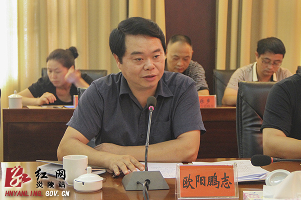 县政协八届十二次常委会议召开