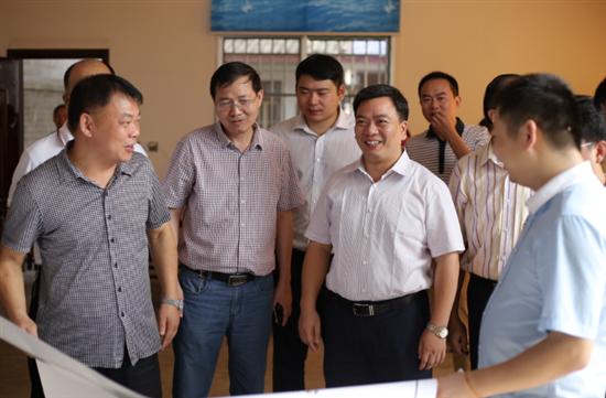 谭润洪调研朱亭镇小城镇建设