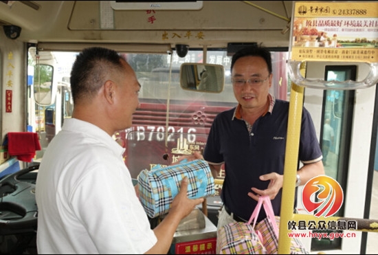 县总工会给公交司机和巡特警送清凉