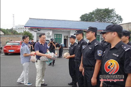 县总工会给公交司机和巡特警送清凉