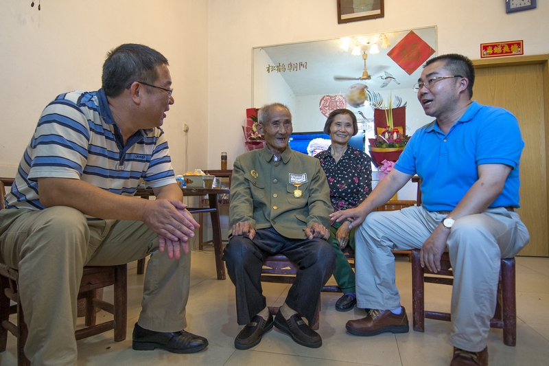 党工委书记蔡周良同志慰问抗战老兵张茂宜