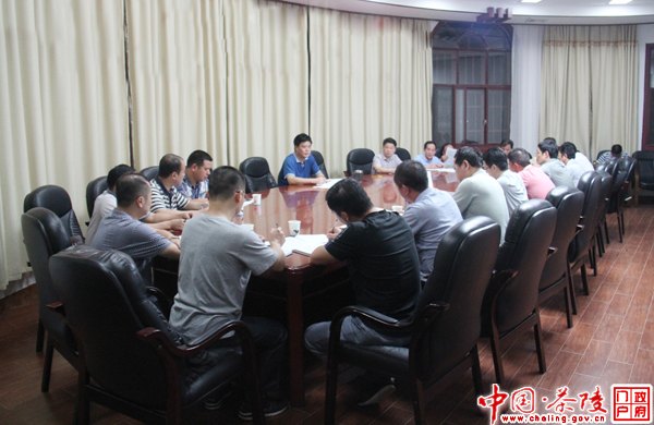 彭新军主持召开加快推进扶贫开发工作会议