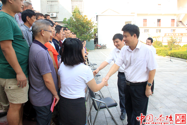 彭新军看望慰问优秀教师代表