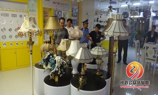 湘东家居城联合城关工商所对商场内灯饰行业进行商品质量检查