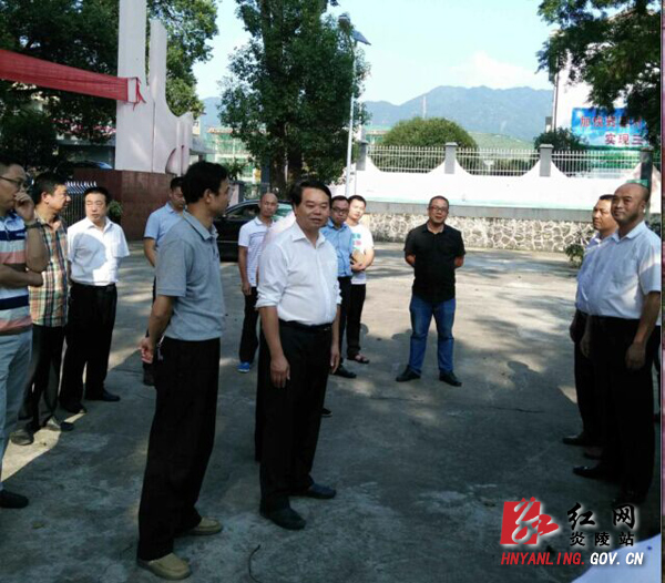 县领导分组走访慰问一线教育工作者