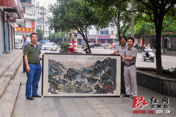 县文艺志愿者向船形乡学校捐赠书画作品
