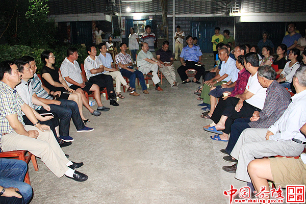 江小忠夜访社区解民忧