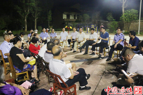 彭新军夜访社区与群众拉家常