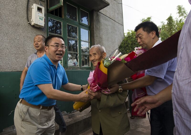 党工委书记蔡周良同志慰问抗战老兵张茂宜