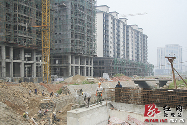 打好项目攻坚战 城市配套建设如火如荼