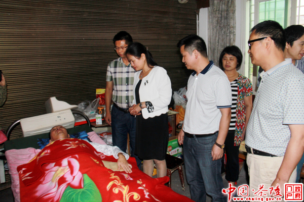 周萍探望受伤村支书黄春哲