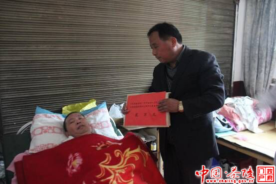 驻广州市流动人员党支部探望受伤村支书黄春哲