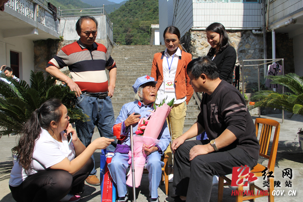重阳节前夕 县公益志愿者看望慰问老红军