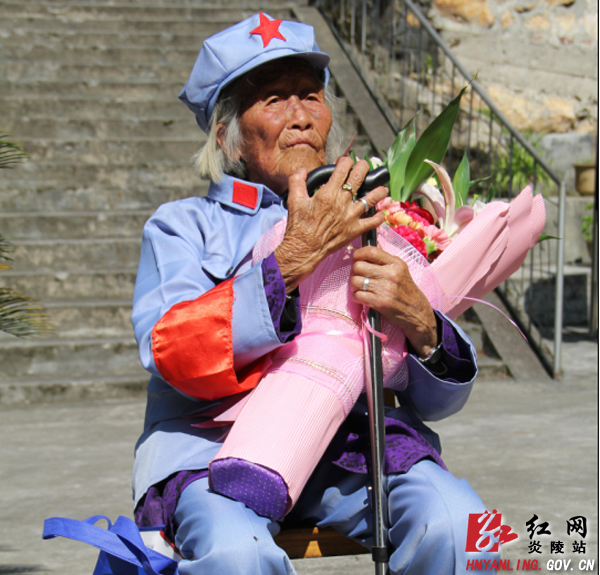 重阳节前夕 县公益志愿者看望慰问老红军