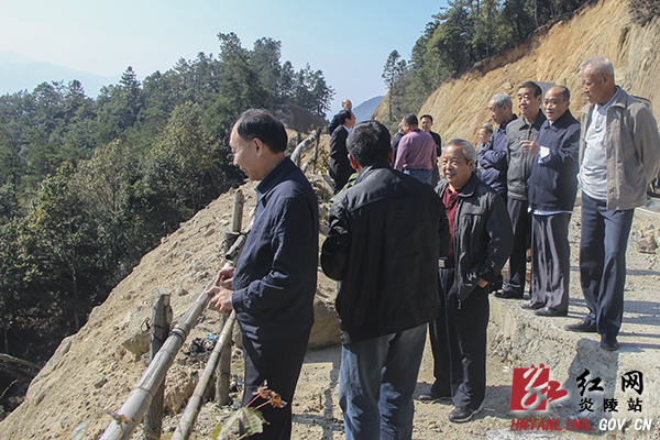 炎陵县组织离退休老干部视察旅游环线建设
