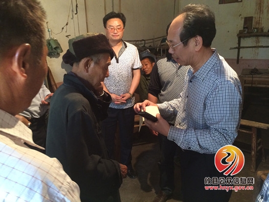 市政协副主席贺夏盛到丫江桥三峰村开展“一进二访”活动