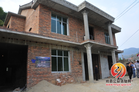 龚红果在丫江桥镇开展扶贫攻坚和规范农民集中建房活动