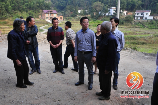 龚红果在丫江桥镇开展扶贫攻坚和规范农民集中建房活动
