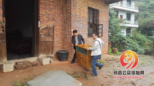 【工作动态】真扶贫，见行动——县人口计生局党员干部冒雨为群众送去扶贫物资
