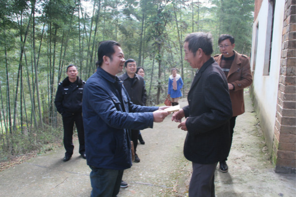 苏涛局长走访慰问攸县江冲村贫困户