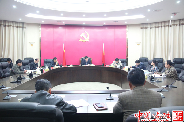 彭新军主持召开县委常委会议