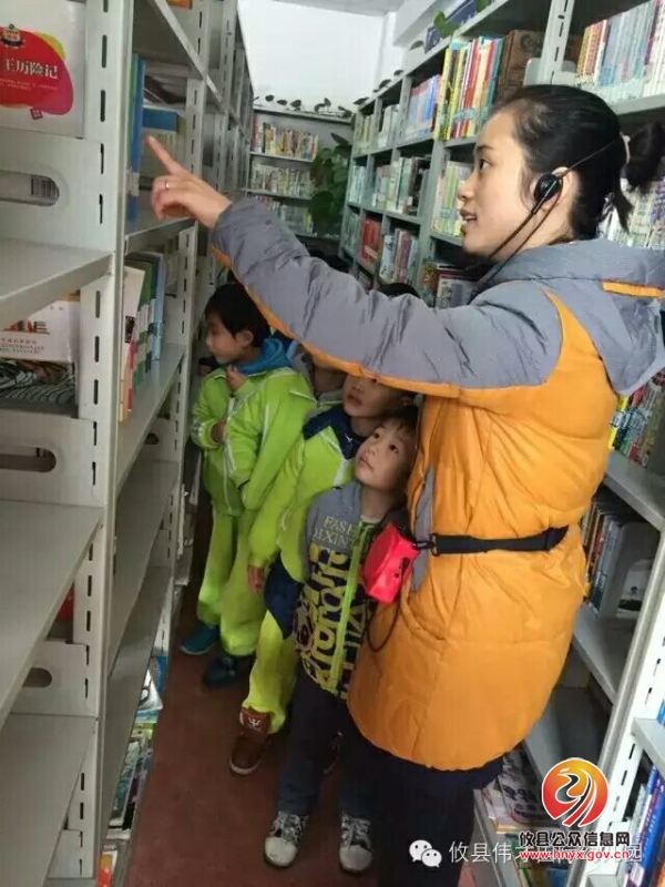 幼儿走进县图书馆