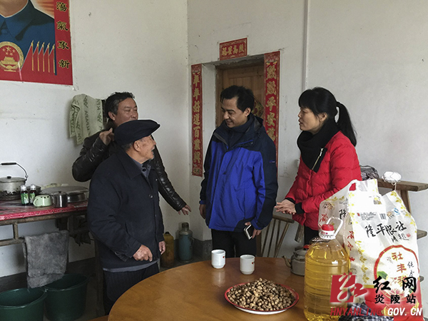 市政府办慰问组深入龙坑村慰问贫困户