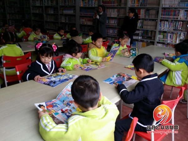 幼儿走进县图书馆