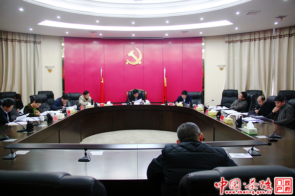彭新军主持召开县委常委会