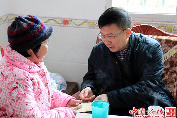 市政协副主席邓尚文深入茶陵县看望慰问老党员和贫困户
