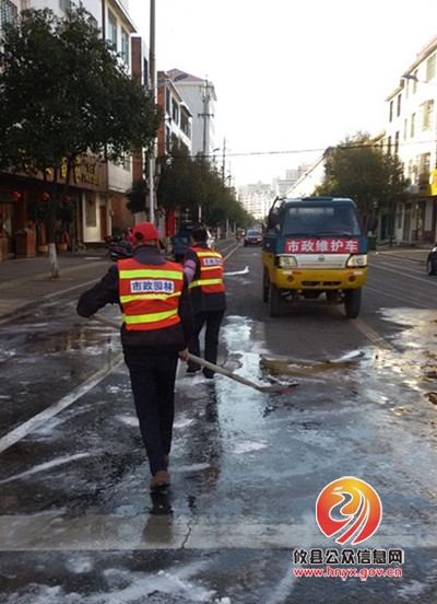 攸县市政园林管理处：全力除冰，维护道路交通