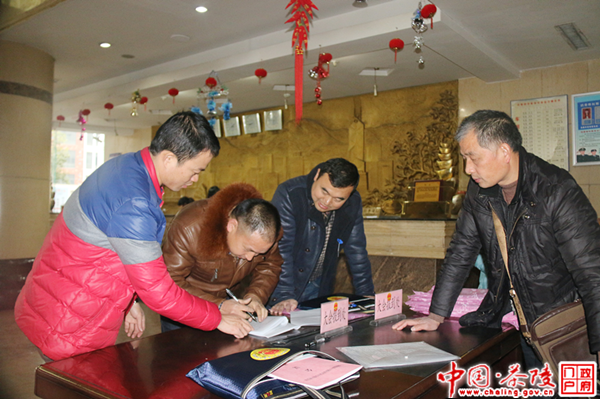 县人大代表陆续向大会报到