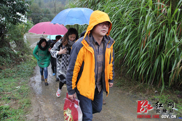 石峰区部分人大代表来炎看望慰问困难群众