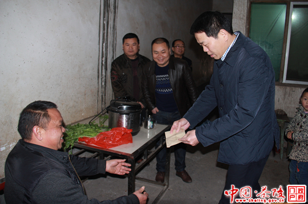 郑志富春节前看望慰问困难群众