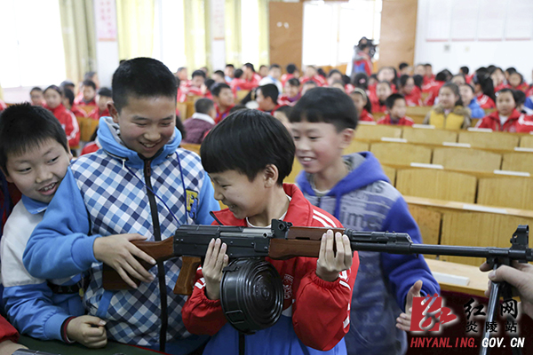 国防教育进校园 启迪少年中国梦
