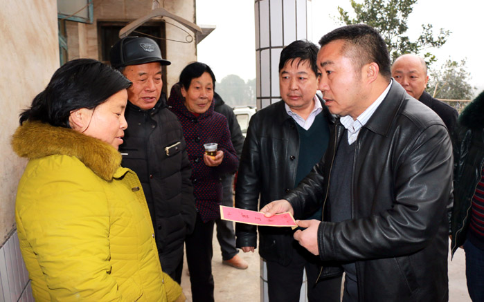 蔡周良走访慰问困难群众和公安民警