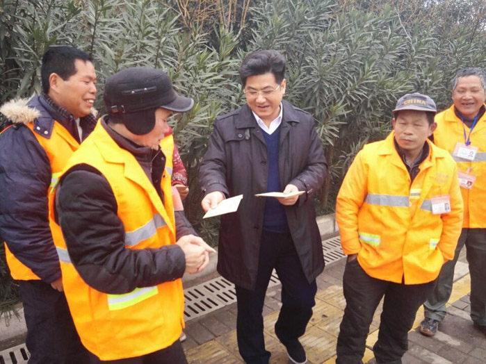 付访华走访慰问环卫工人和困难群众