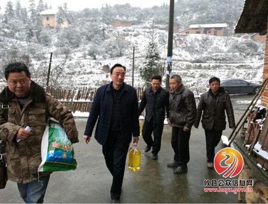 县总工会冒雪走访慰问困难群众