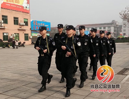 县巡特警真枪实弹巡逻 加强春节期间安保