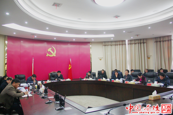 彭新军主持召开县委常委会议