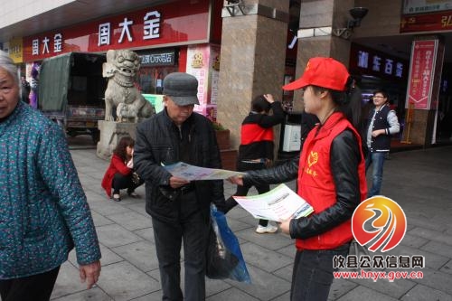 攸县法院市场普法迎“雷锋日”