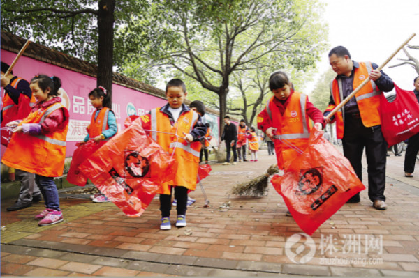 百余位市民参观体验城管工作
