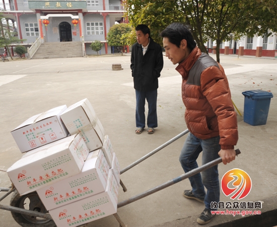 【践行一线工作法】县委办为扶贫村送科技、送化肥助春耕