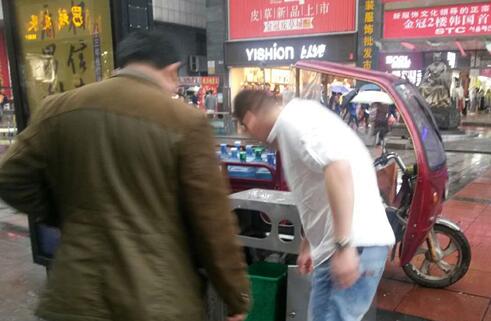 区环卫处突击检查市场群周边卫生