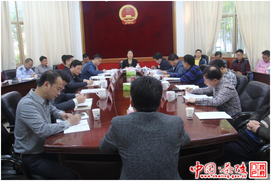 江小忠主持召开县政府常务会议