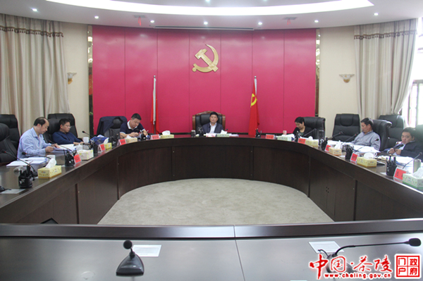 彭新军主持召开县委常委会议