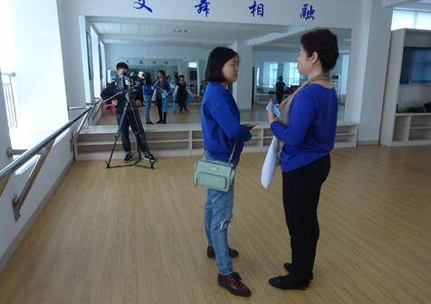 芦淞区文化志愿服务团队畅想艺术团接受湖南卫视采访